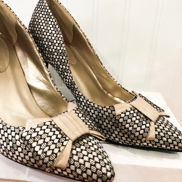 The cutest gold shimmery heels with a honeycomb like pattern and bows - Picture 3 of 4